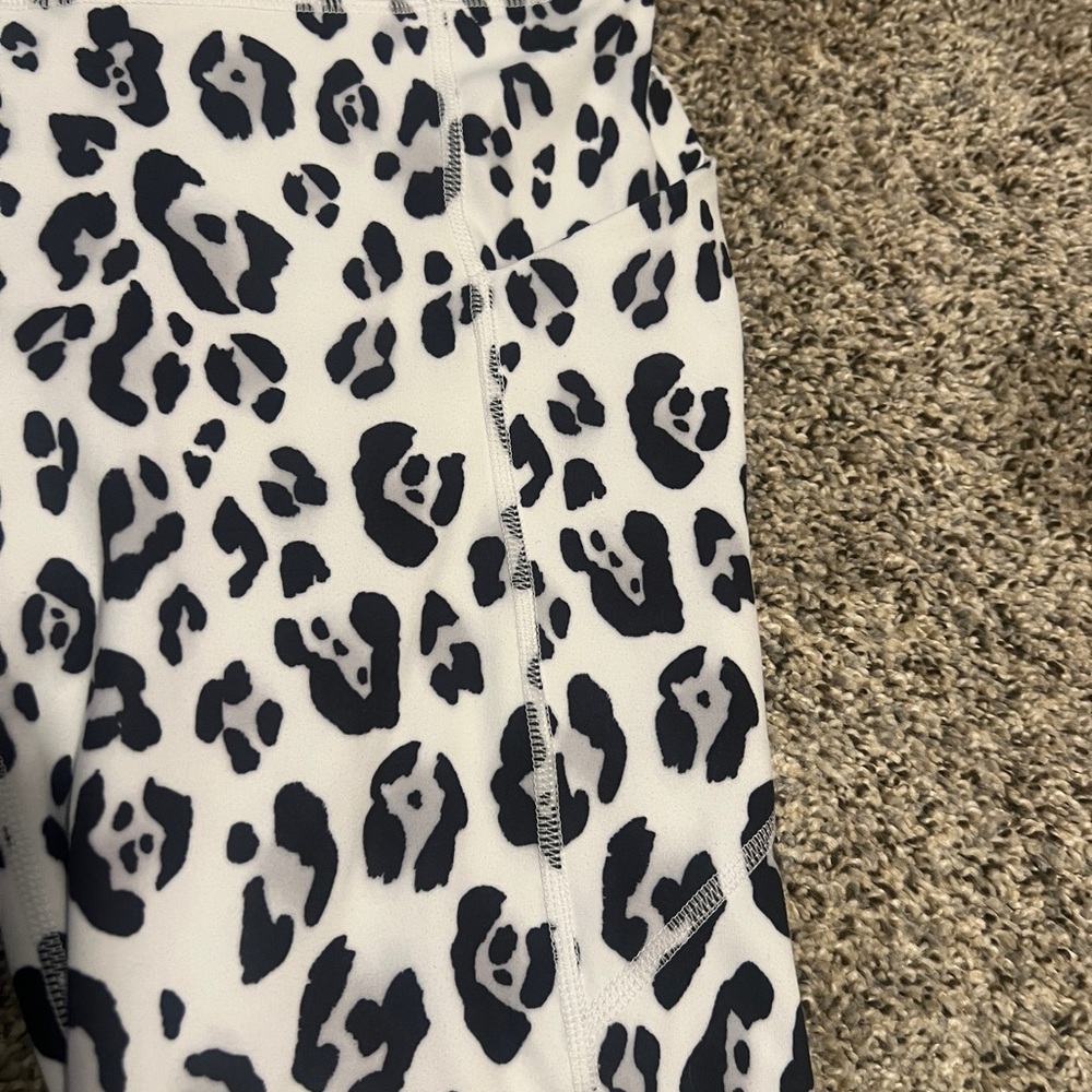 Fabletics Snow Leopard Set - Picture 5 of 7